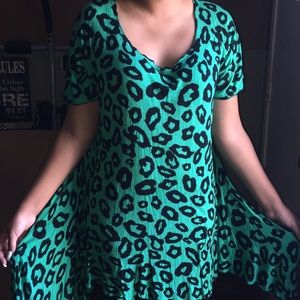 PLUS SIZE 💚 Custom made shark-bite hem top